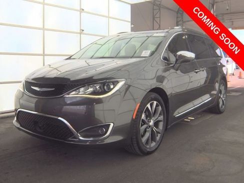 Used 2017 Chrysler Pacifica Limited image 1