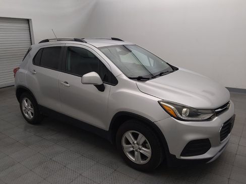 Used 2021 Chevrolet Trax LT w/ LT Convenience Package FWD image 11