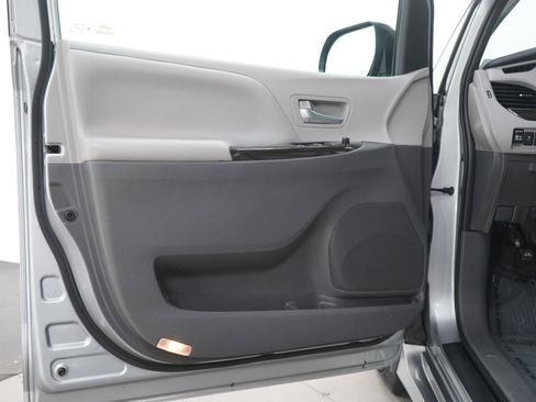 Used 2020 Toyota Sienna XLE image 21