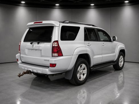 Used 2005 Toyota 4Runner Limited AWD/4WD image 2