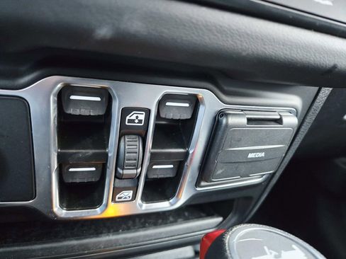 Used 2025 Jeep Wrangler Unlimited Sahara AWD/4WD image 31