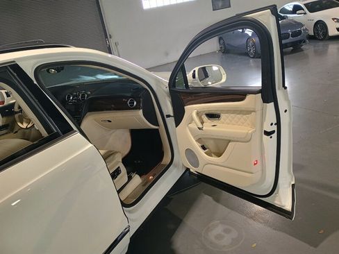 Used 2020 Bentley Bentayga AWD/4WD image 40
