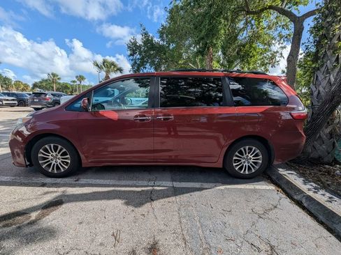 Used 2020 Toyota Sienna XLE w/ XLE Navigation Package image 11