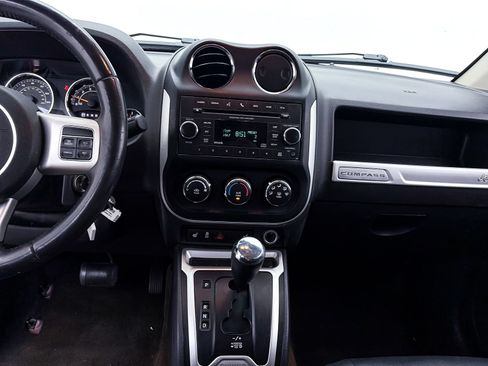 Used 2017 Jeep Compass Latitude FWD image 4