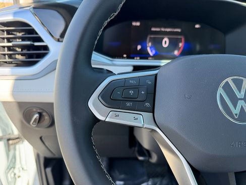 New 2026 Volkswagen Taos SE FWD image 17