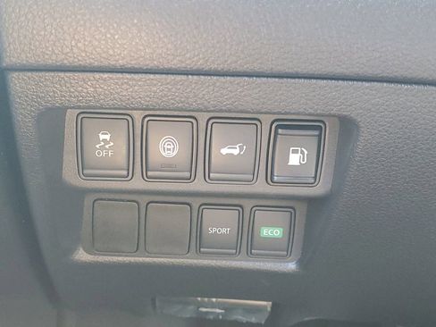 Used 2020 Nissan Rogue SV FWD image 25