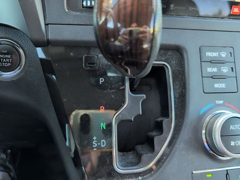 Used 2017 Toyota Sienna L image 28