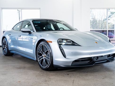 Used 2024 Porsche Taycan image 4