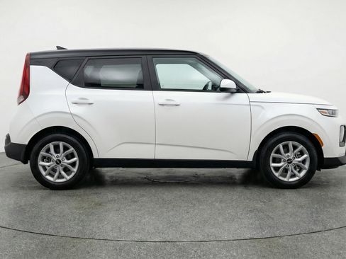 Used 2025 Kia Soul LX w/ LX Technology Package FWD image 11