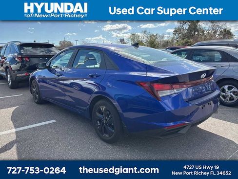 Used 2023 Hyundai Elantra SEL image 2