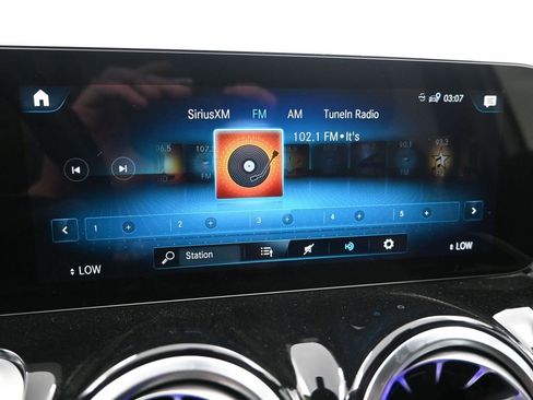 Used 2023 Mercedes-Benz GLB 250 4MATIC image 17