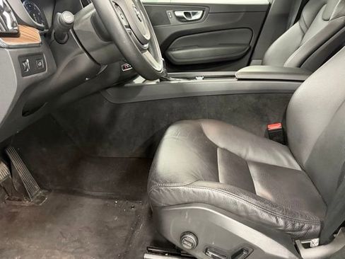 Used 2021 Volvo XC60 T6 Momentum image 13