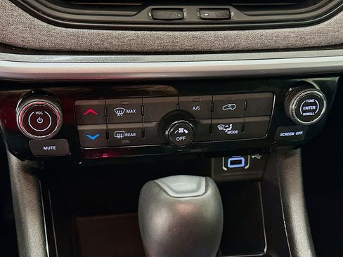 Used 2025 Jeep Compass Latitude image 23