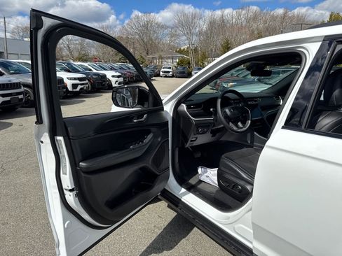 Used 2025 Jeep Grand Cherokee Altitude image 11