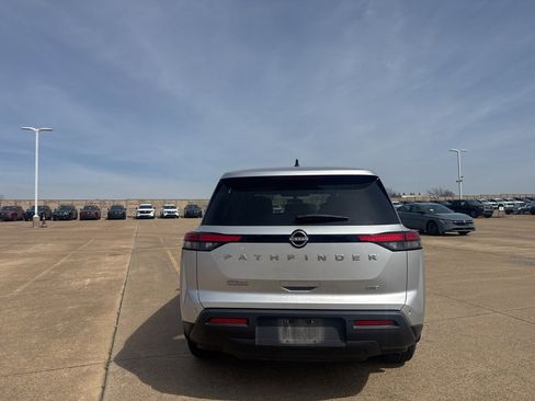Used 2023 Nissan Pathfinder S image 14