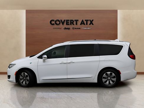 Used 2018 Chrysler Pacifica Limited w/ Advanced Safetytec Group FWD image 2