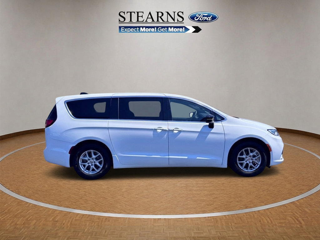 Used 2025 Chrysler Pacifica Select FWD image 4