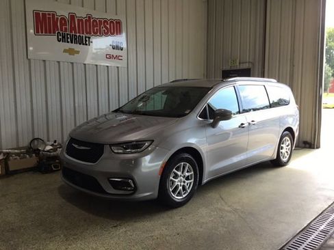 Used 2021 Chrysler Pacifica Touring-L FWD image 1