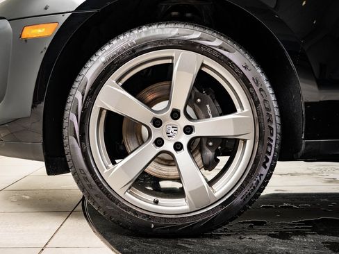 Certified 2024 Porsche Macan image 12