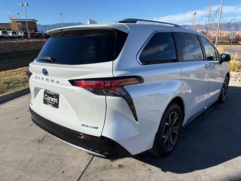 Used 2025 Toyota Sienna Platinum image 8