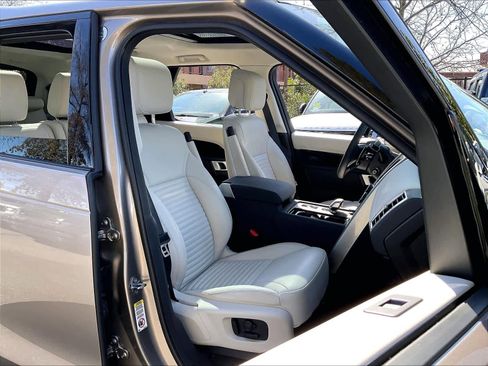 Used 2025 Land Rover Discovery S AWD/4WD image 9