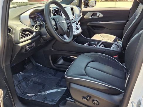 New 2026 Chrysler Pacifica Limited image 7