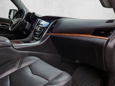 Used 2019 Cadillac Escalade Luxury AWD/4WD image 23