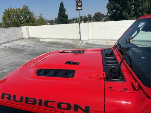 Used 2025 Jeep Wrangler Unlimited Rubicon w/ Convenience Group AWD/4WD image 14