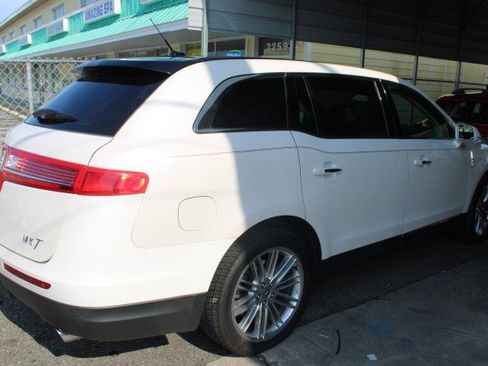 Used 2018 Lincoln MKT AWD w/ Technology Package image 3
