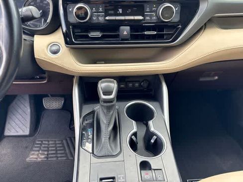 Used 2021 Toyota Highlander XLE FWD image 19