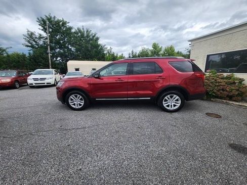 Used 2019 Ford Explorer XLT w/ Equipment Group 202A AWD/4WD image 4