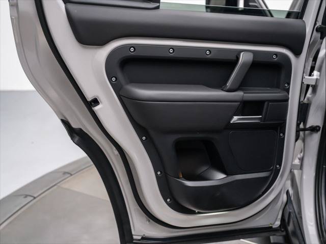 New 2026 Land Rover Defender 130 X-Dynamic SE AWD/4WD image 25