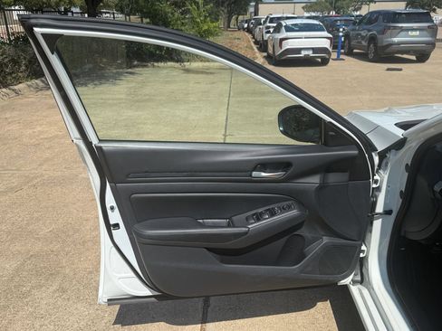 Used 2025 Nissan Altima 2.5 SV FWD image 18