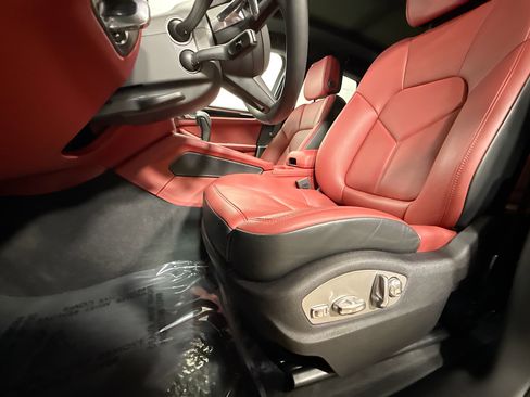 Certified 2026 Porsche Macan AWD/4WD image 5