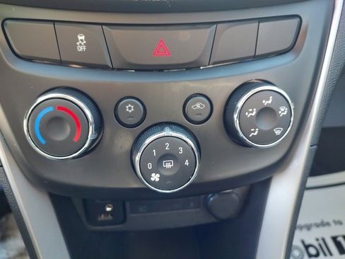 Used 2022 Chevrolet Trax LT w/ LT Convenience Package image 14