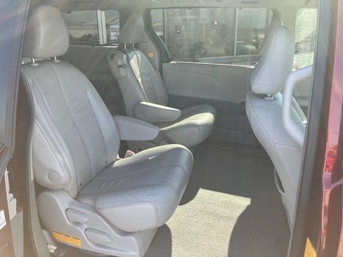 Used 2012 Toyota Sienna XLE FWD image 15