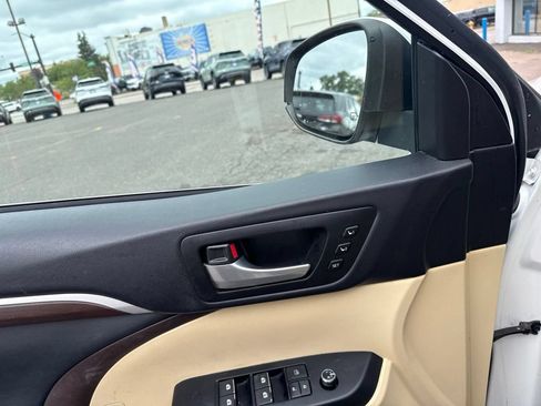 Used 2015 Toyota Highlander Limited w/ Driver Technology Package AWD/4WD image 24