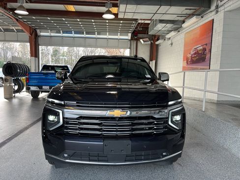Used 2025 Chevrolet Suburban Premier AWD/4WD image 2