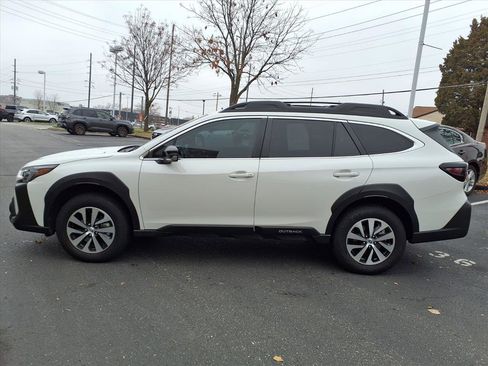 Used 2025 Subaru Outback Premium image 18