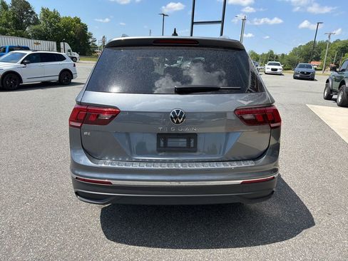 Used 2023 Volkswagen Tiguan SE w/ Panoramic Sunroof Package FWD image 7