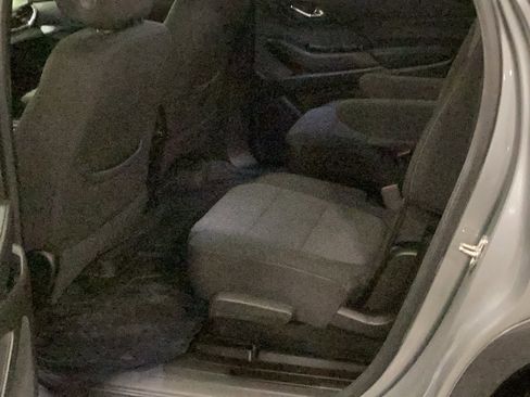 Used 2023 Chevrolet Traverse LT w/ Rear Camera Mirror Package image 8