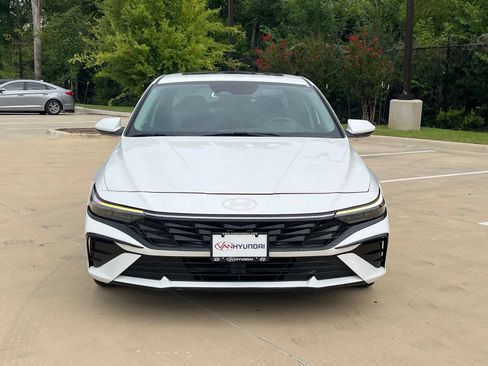 Used 2025 Hyundai Elantra SEL FWD image 2