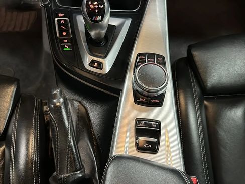 Used 2018 BMW M4 Convertible image 33