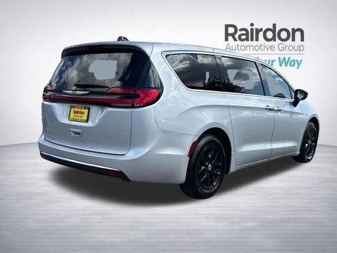 Used 2024 Chrysler Pacifica Touring-L FWD image 7