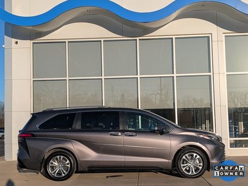 Used 2022 Toyota Sienna Platinum image 7