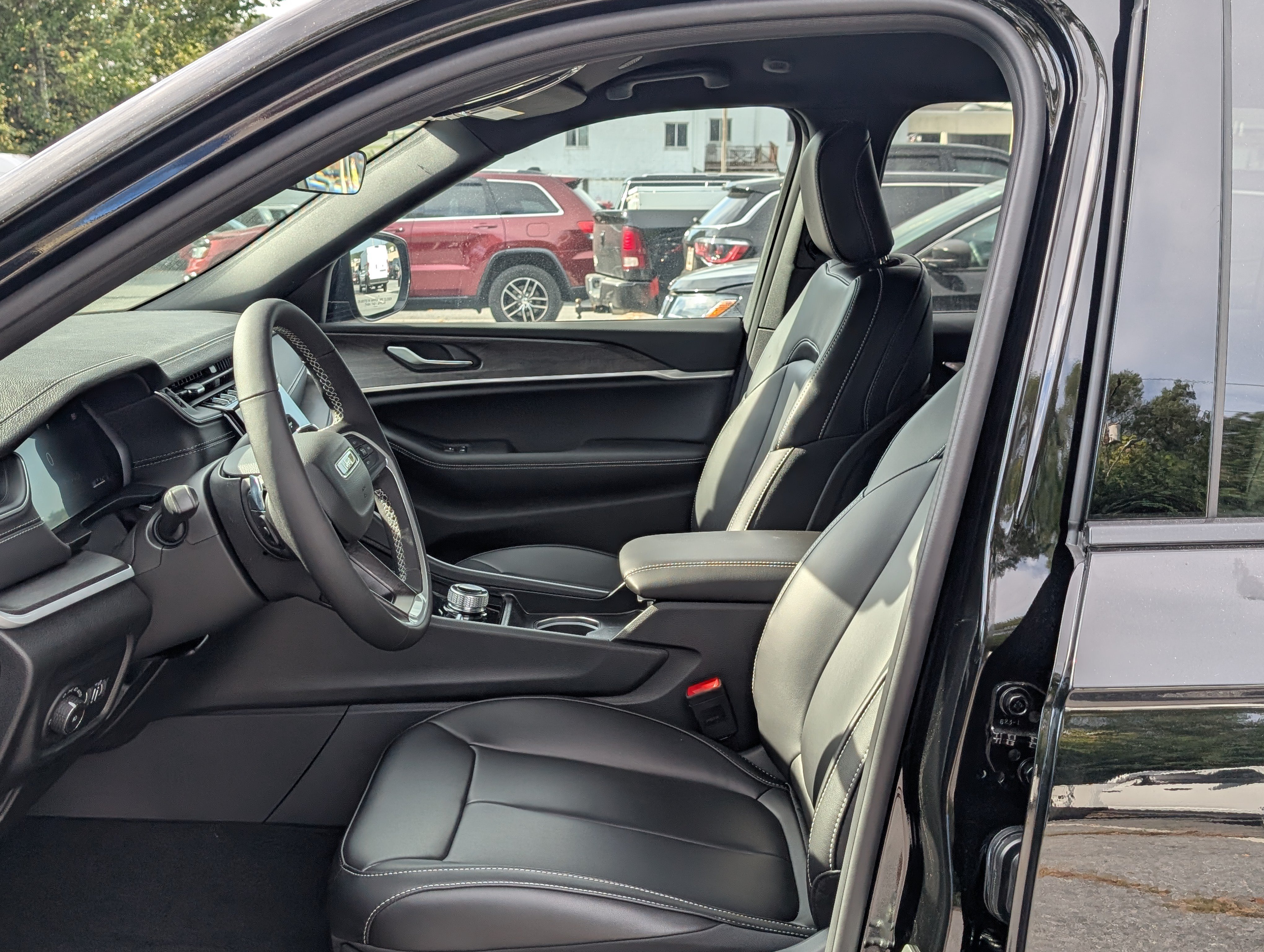 New 2025 Jeep Grand Cherokee Limited w/ Black Appearance Package AWD/4WD image 16