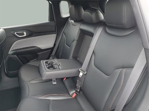 Used 2023 Jeep Compass Latitude image 24