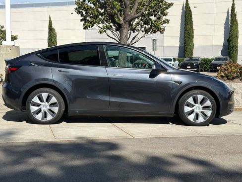 Used 2024 Tesla Model Y Long Range image 3