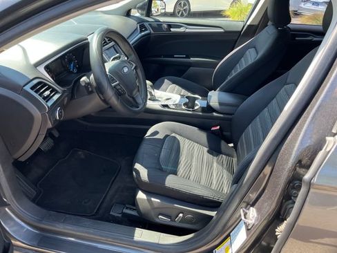 Used 2016 Ford Fusion SE FWD image 2