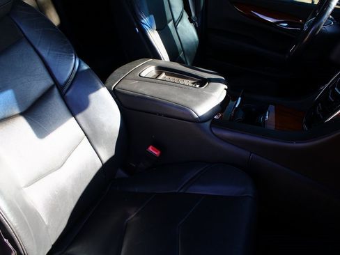 Used 2015 Cadillac Escalade Luxury image 7